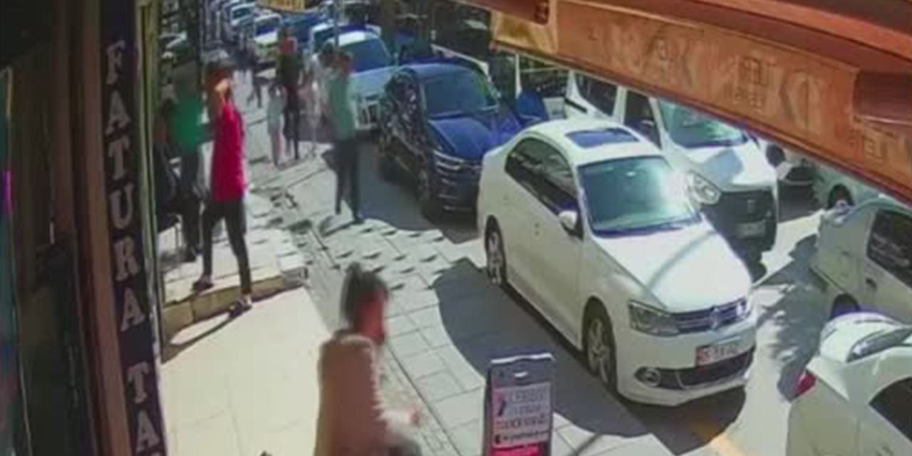 Yere düşen cüzdanı alıp kayboldu: O anlar kamerada