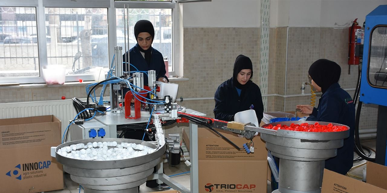 Meslek liseliler üretiyor, plastik sektörü kazanıyor