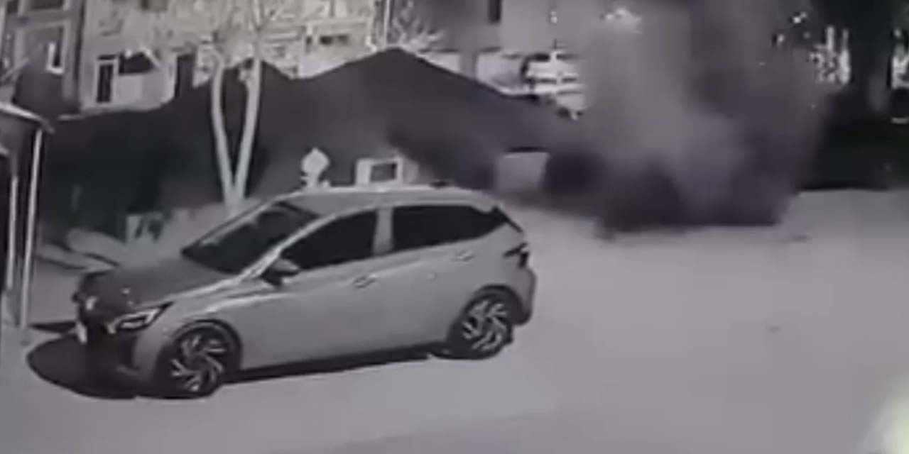 Aksaray’da şebeke suyu asfaltı patlattı: 2 araçta hasar, O anlar kamerada