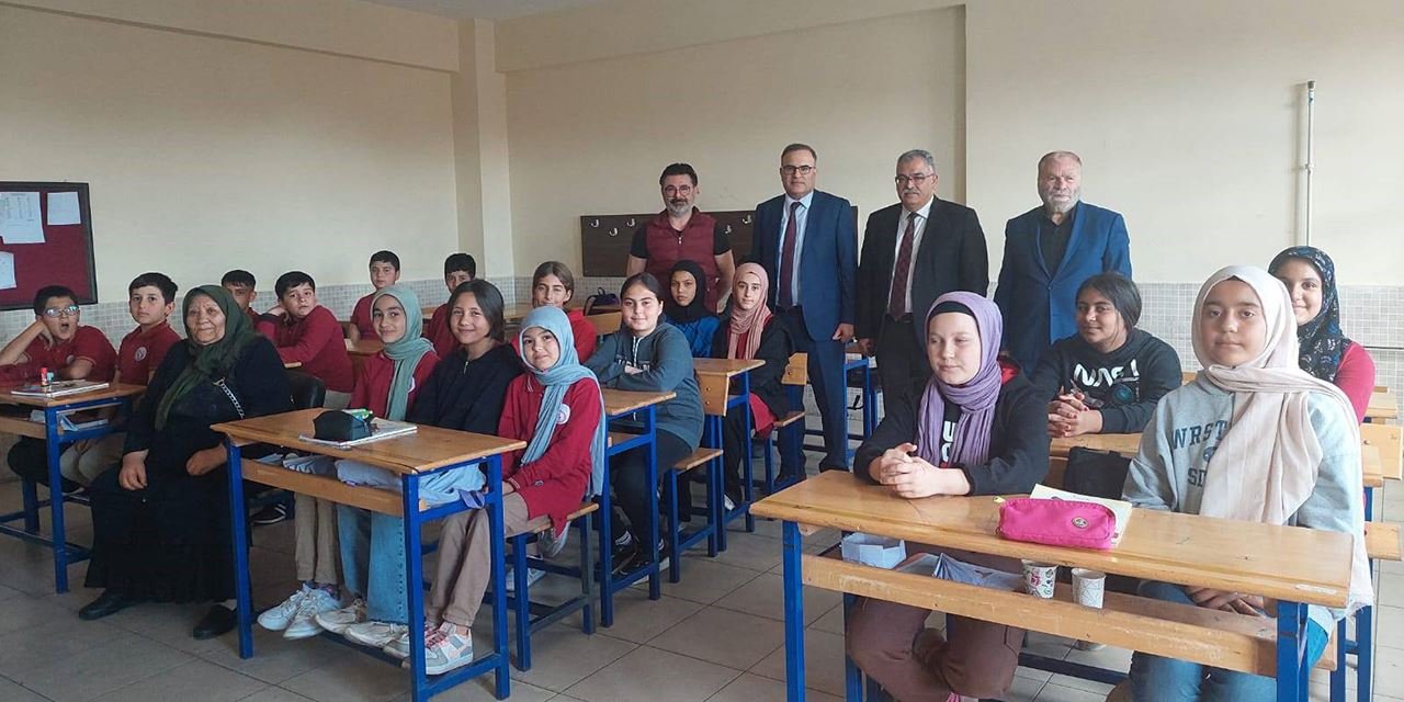 Şehit annesi, oğlunun adını taşıyan okulda öğrencilerle buluştu