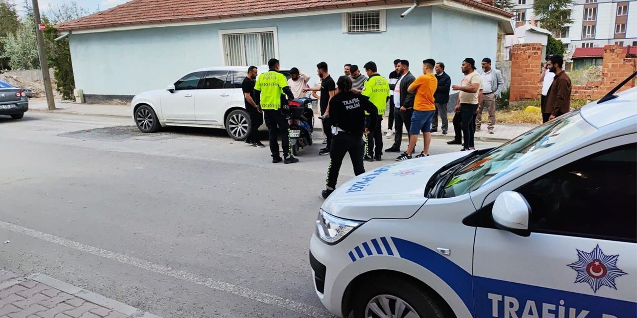 Park halindeki cipe çarpan motosikletli yaralandı