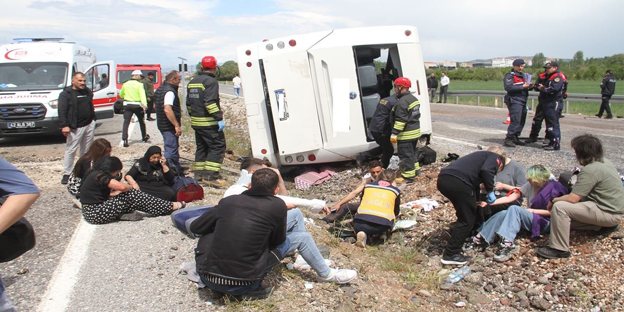 Konya'da yolcu otobüsü devrildi, ortalık savaş alanına döndü