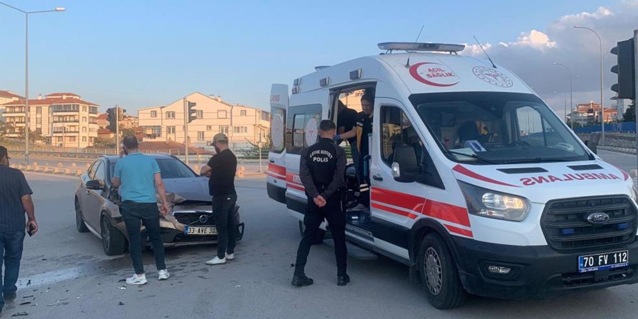 Kavşakta kaza: Araçlar hurdaya döndü, 1 yaralı