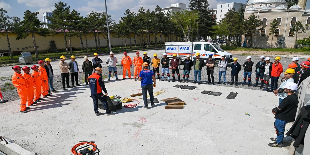 Arama kurtarma ekibi eğitiliyor
