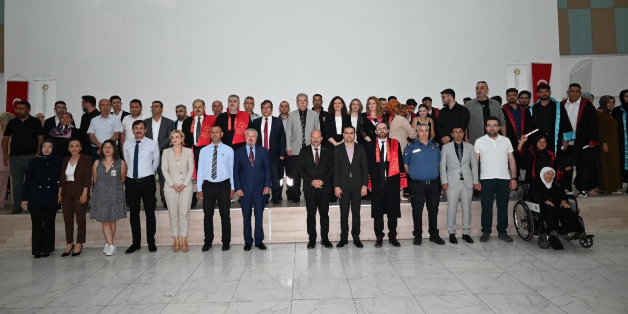 Sarayönü MYO’da mezuniyet coşkusu yaşandı