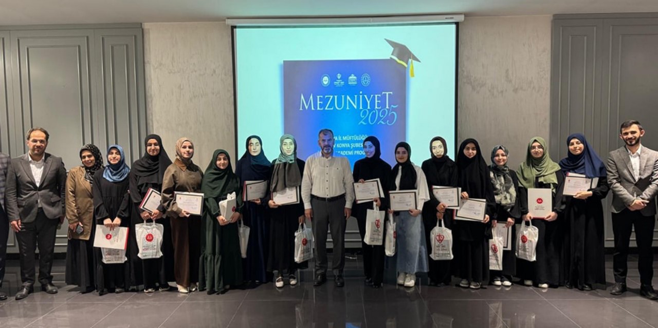 İlahiyat akademisinden mezun oldular
