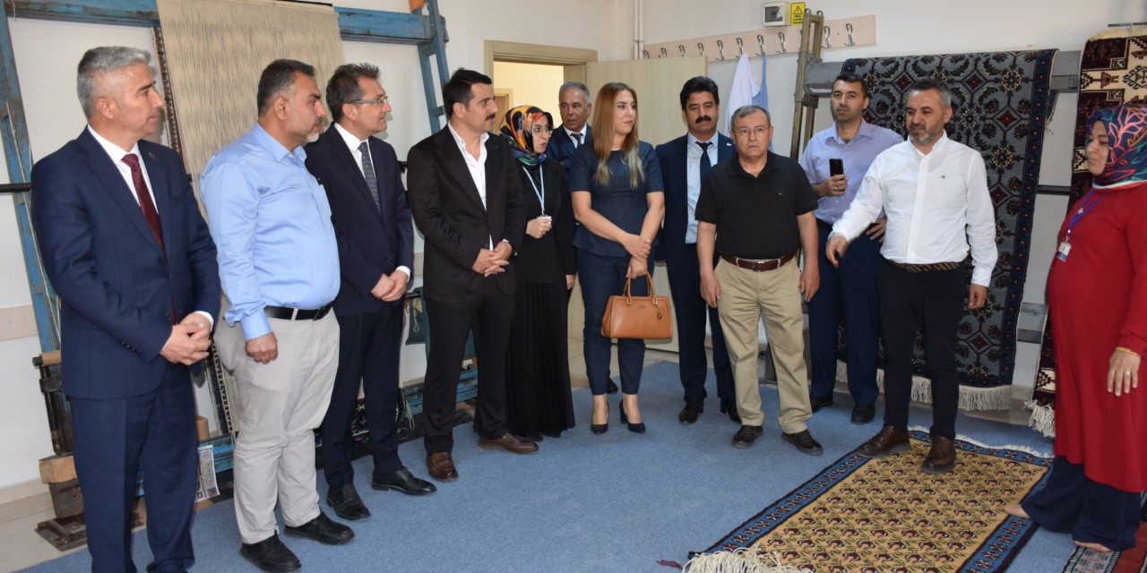 Bir yıllık emeklerini sergiyle gösterdiler