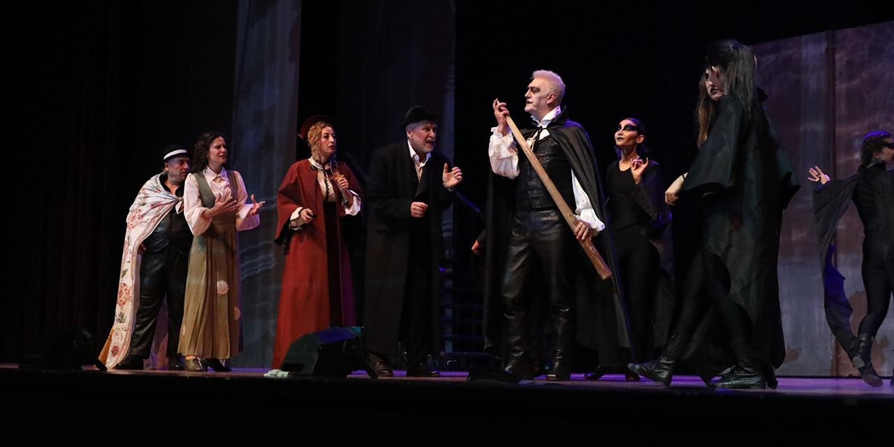 Dracula Konya’da sahne aldı: Tamer Karadağlı’ya büyük ilgi