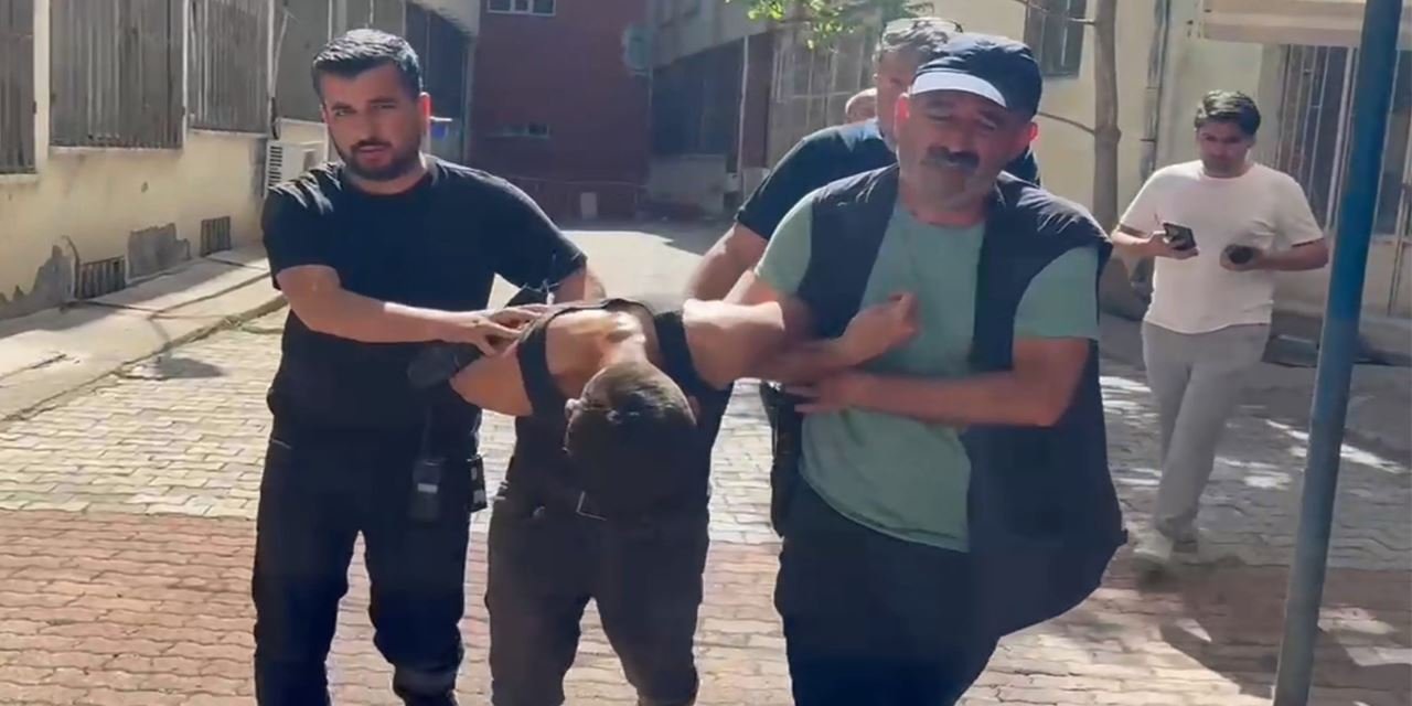 ATM önünde film gibi otomobil hırsızlığı: Çocuğu araçtan atıp kaçtı
