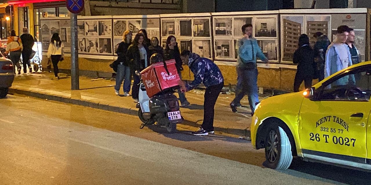 Motosikletli kurye zincirleme kazayı önlemeye çalışırken yaralandı