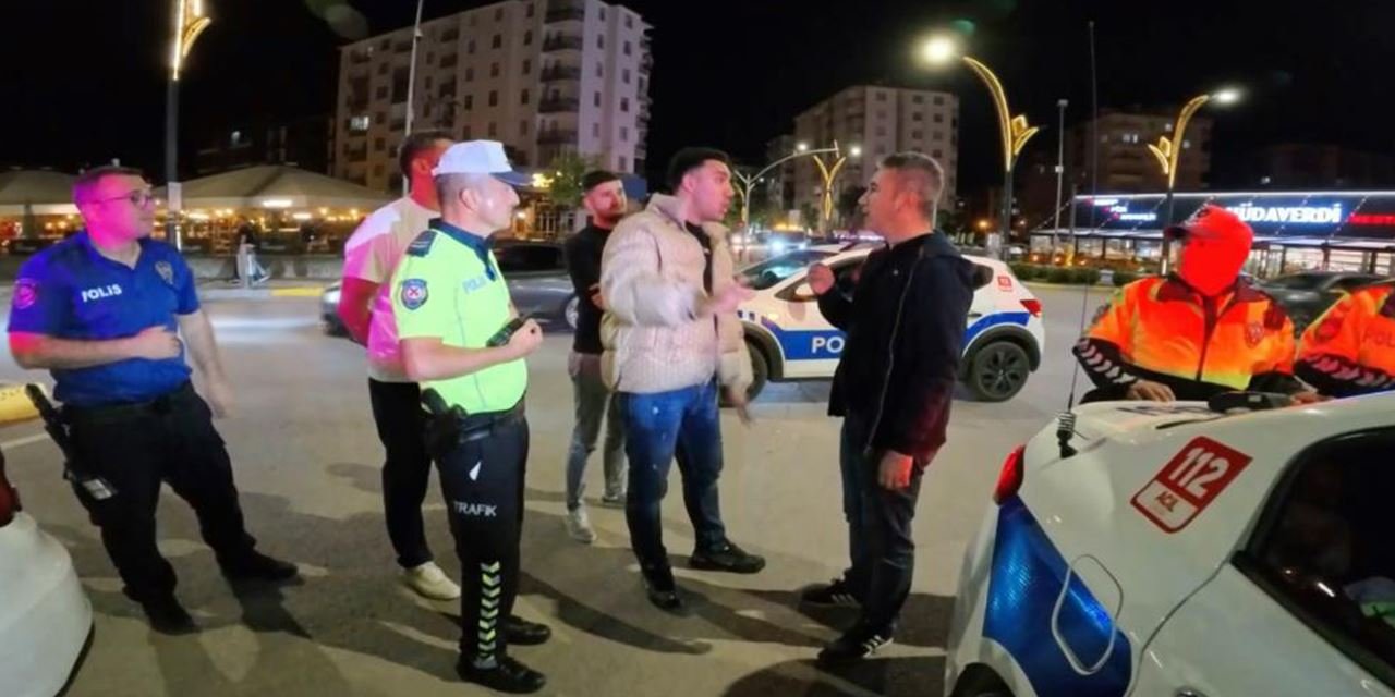 Aksaray’da trafiği tehlikeye atan sürücüden gazeteciye tehdit
