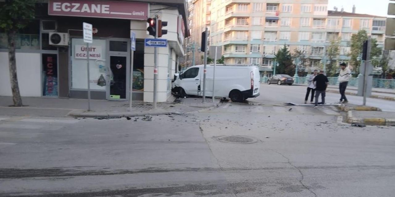 Kavşakta kaza: Araç duvara çarptı, 1 yaralı