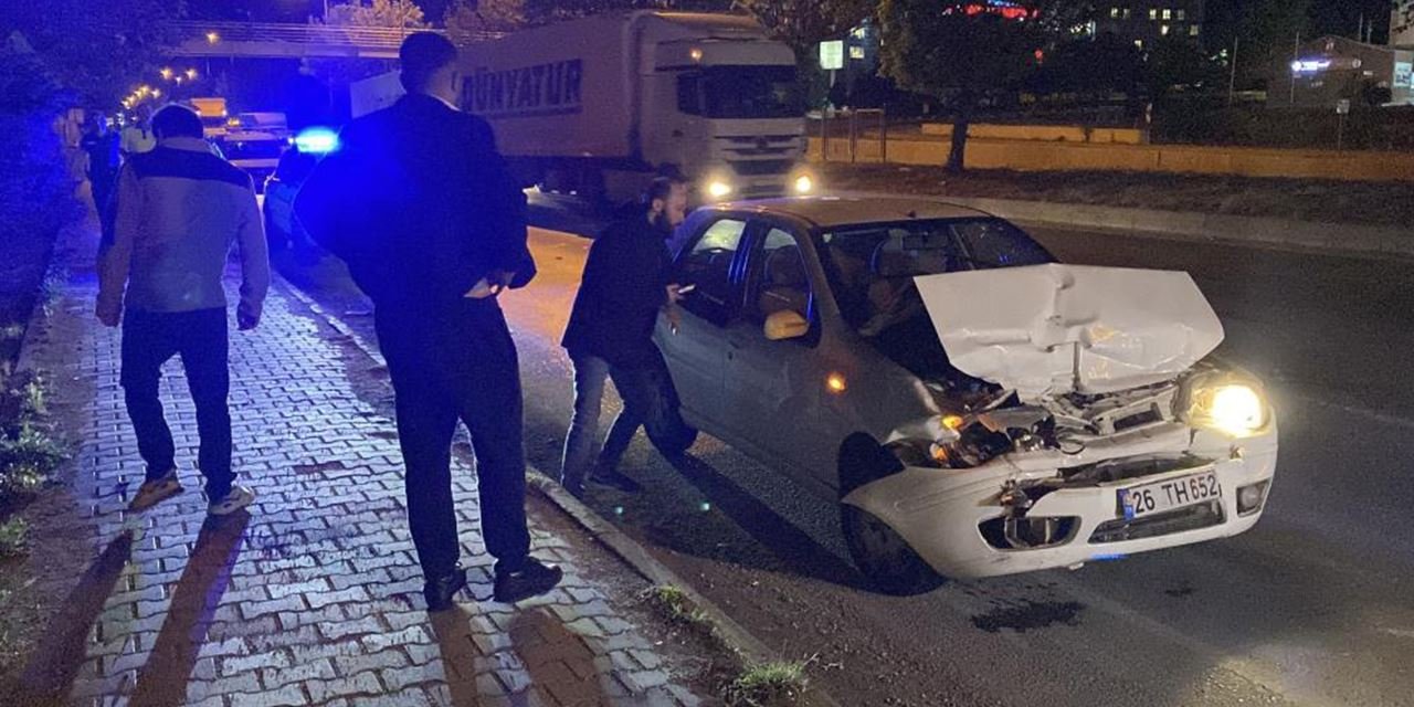 Eskişehir çevre yolu’nda otomobil tıra çarptı: 1 kişi yaralandı