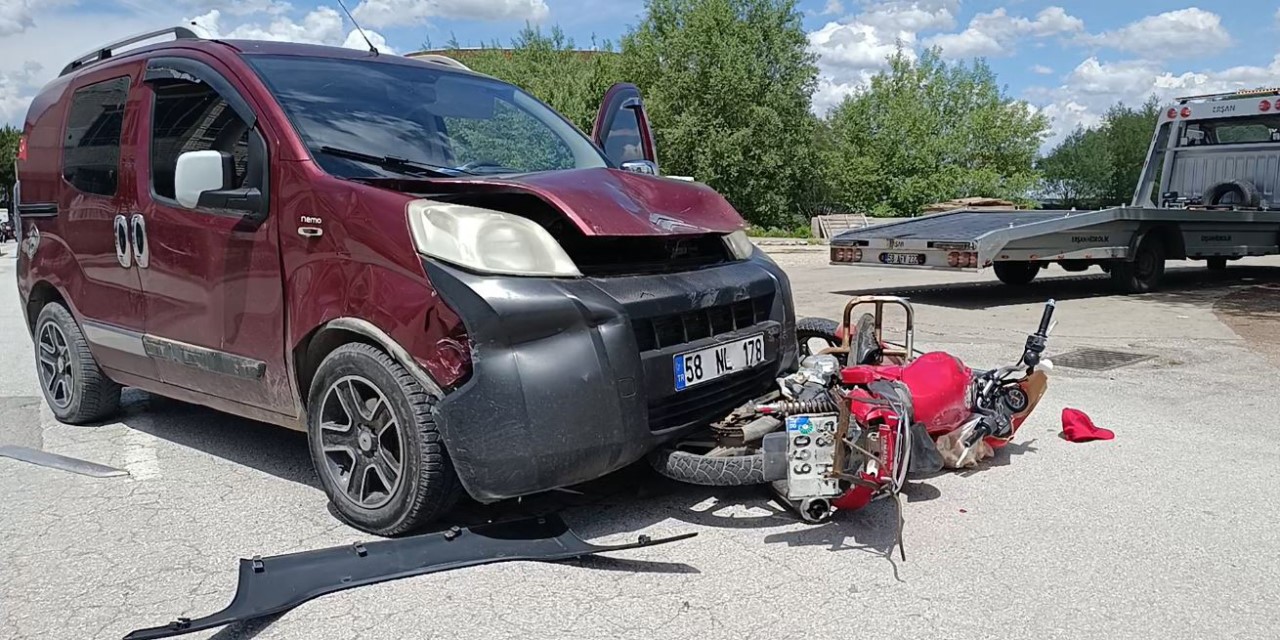 Sivas'ta araç ile motosiklet çarpıştı: 7 yaralı
