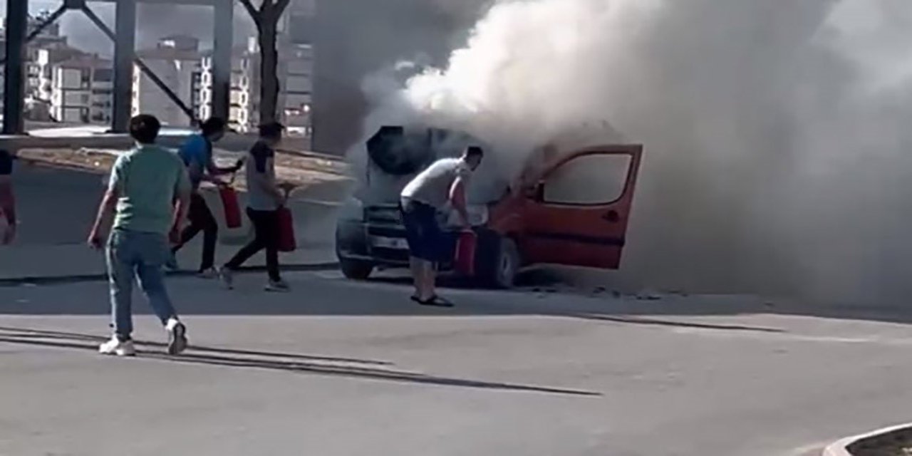 Konya’da seyir halindeki araç alev alev yandı