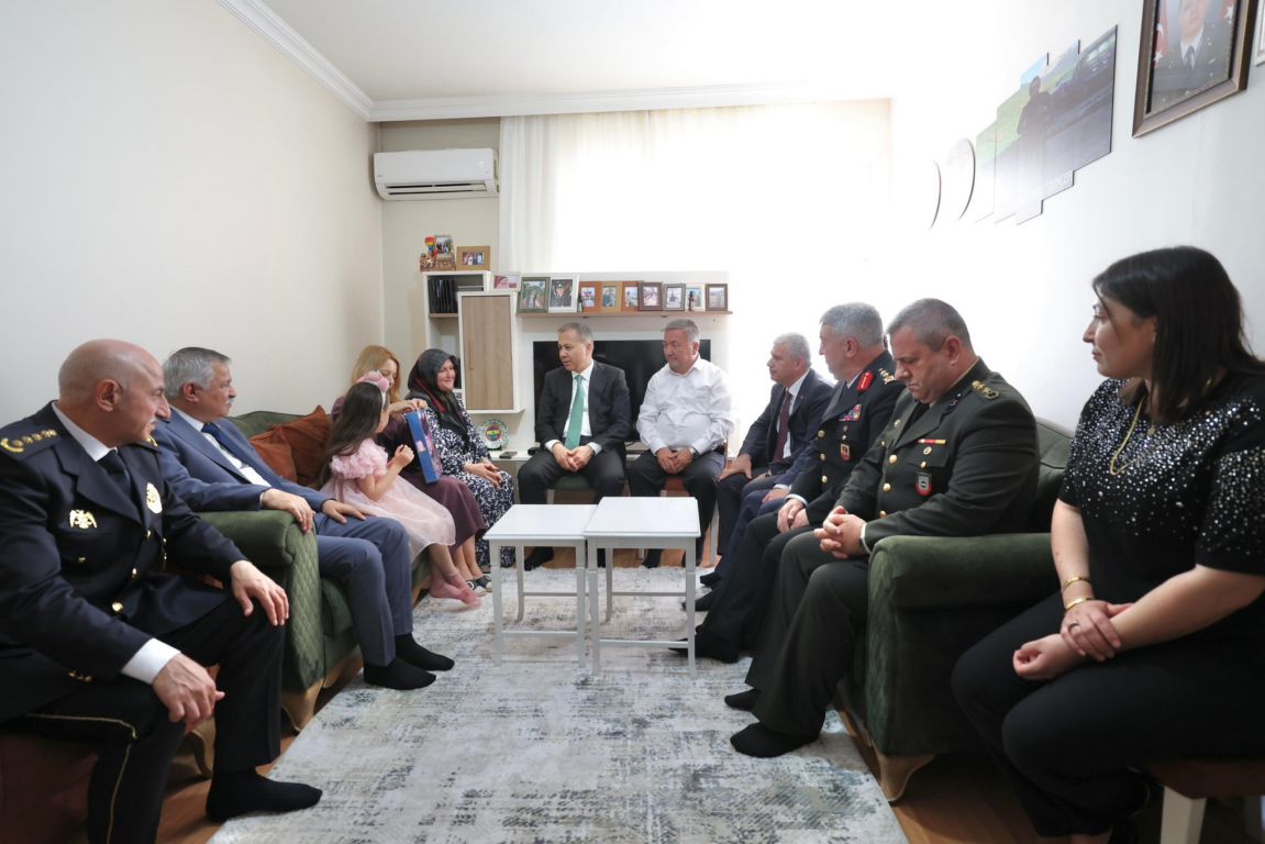 Bakan Yerlikaya, Konya’da şehit ailesini ziyaret etti