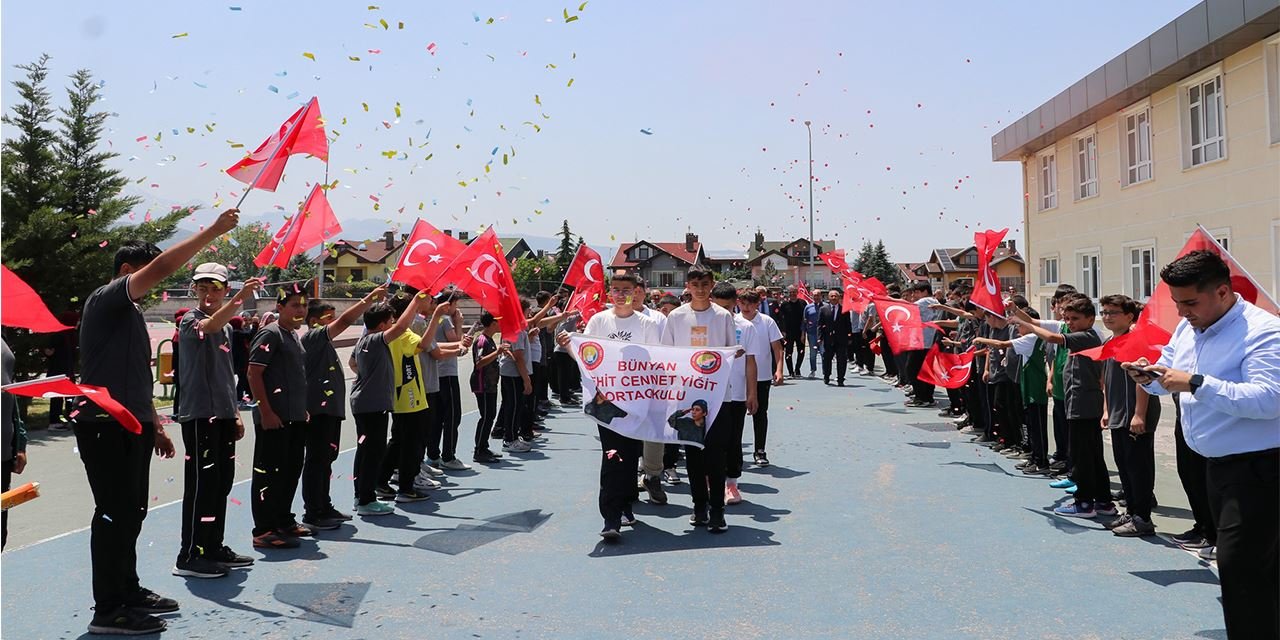 Bünyan’ın gururu Türkiye ikincisi! Basketbol takımına coşkulu karşılama
