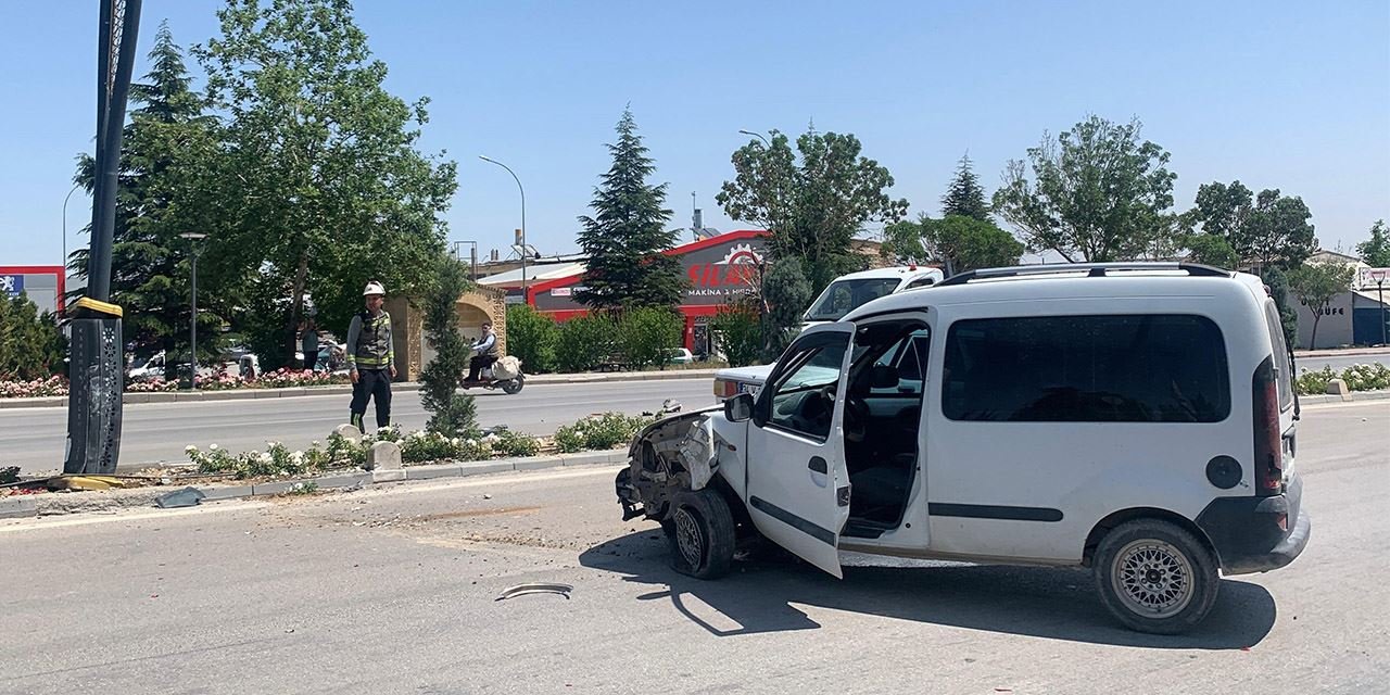 Karaman’da hafif ticari araç direğe çarpıp savruldu: 1 kişi yaralandı