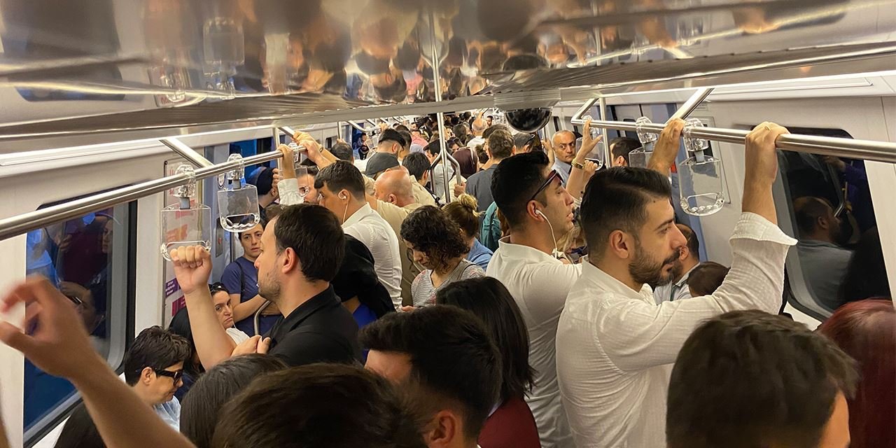 Metro arızalandı, yolcular tahliye edildi