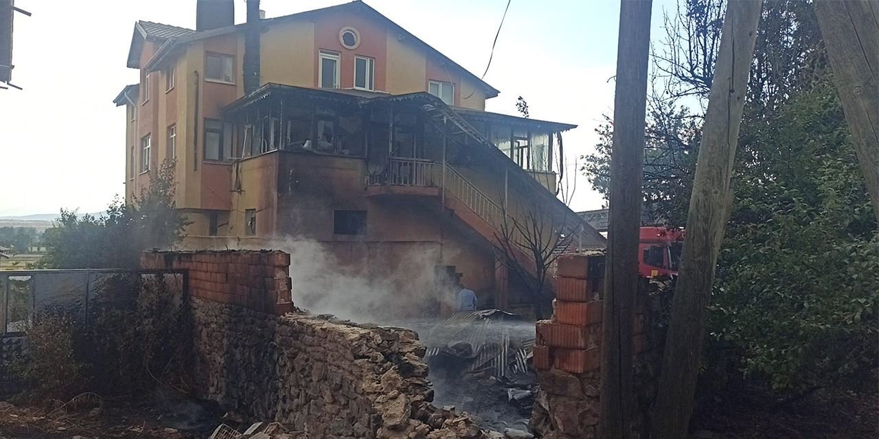Bir kıvılcım yetti: Komşunun evi kül oldu
