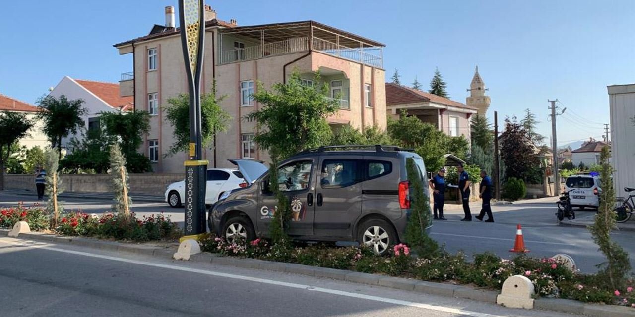 Refüjü aşan araç aydınlatma direğinde durduruldu