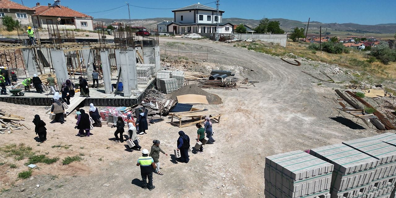 Cami için omuz omuza: Kadınlar da briket taşıyor