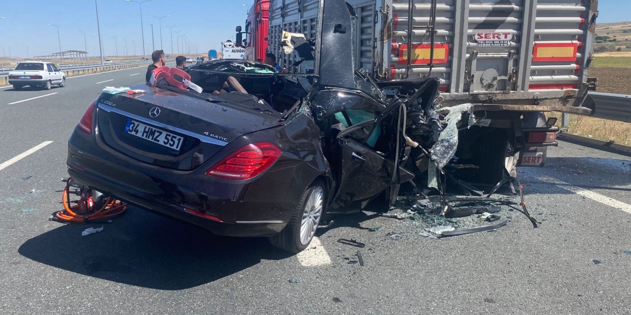 Park halindeki tıra çarpan otomobilde 2 kişi hayatını kaybetti