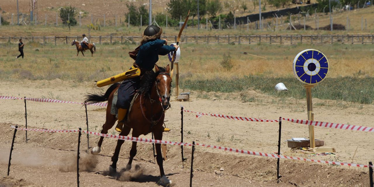 Okçuların at üstünde mücadelesi