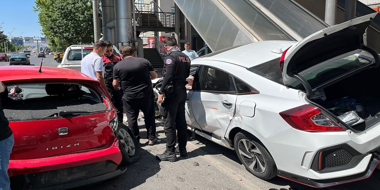 İki otomobil çarpıştı: Araçlar hurdaya döndü