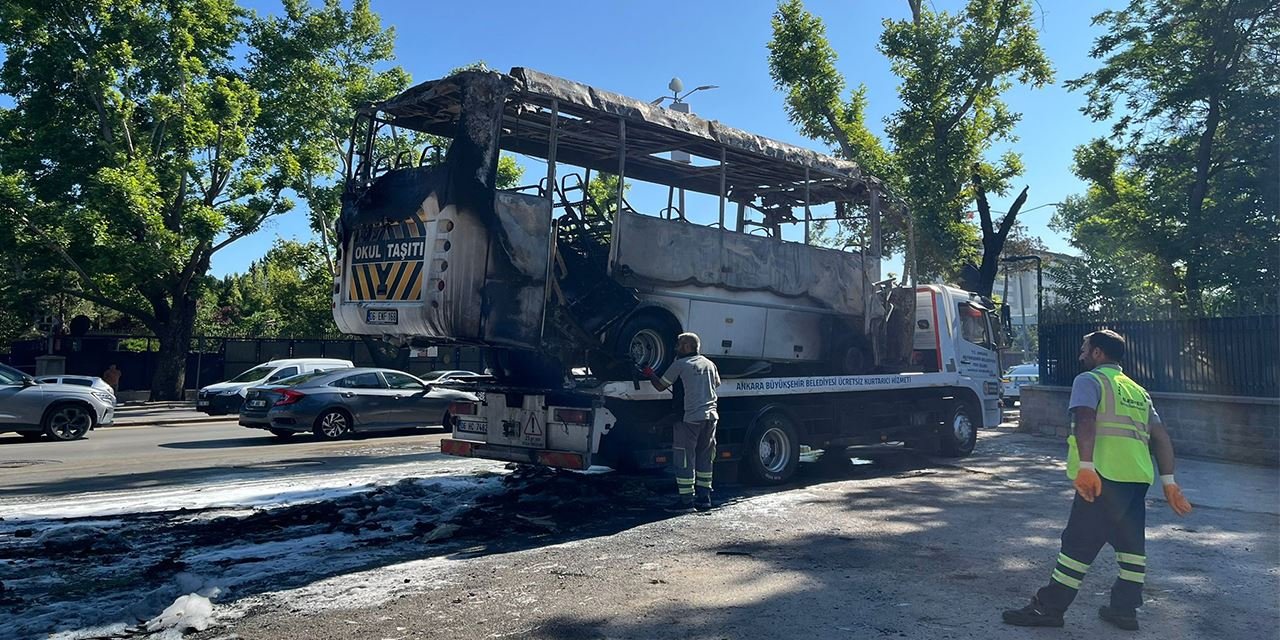 Minibüs alev alev yandı, geriye hurda kaldı