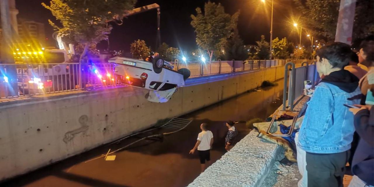 Direksiyon hâkimiyetini kaybetti, otomobil kanala uçtu