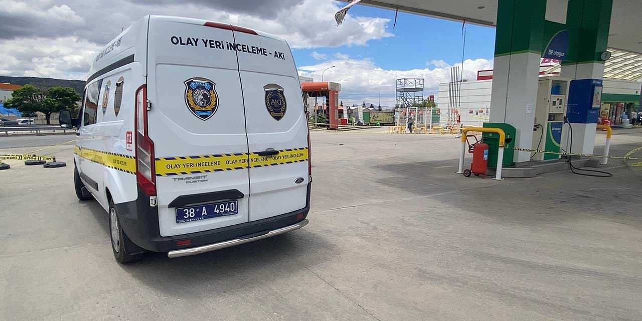 Akaryakıt istasyonunda silahlı bıçaklı kavga: 2 kişi yaralandı