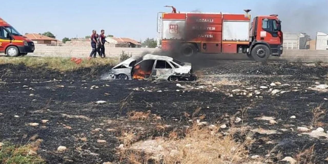 Kavşakta çarpıştılar, otomobil alev aldı