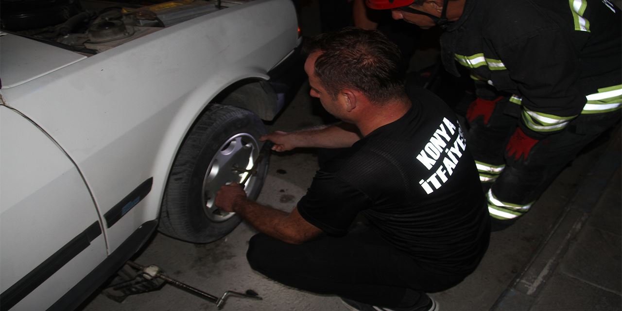 Konya'da yılan paniği! Otomobilin jantından çıkarıldı