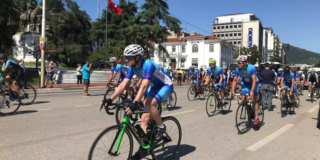 Kahramanlar için pedalladılar: Bisiklet turu Kütahya etabını geçti