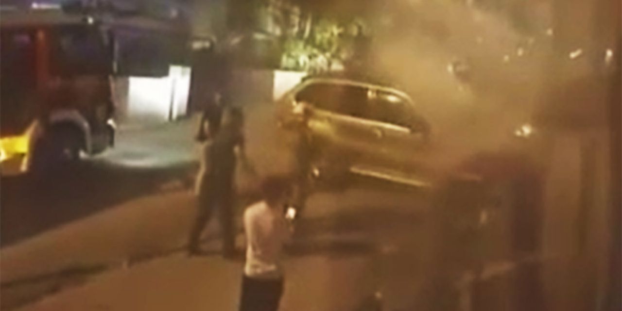 Seyir halindeki otomobil alev alev yandı