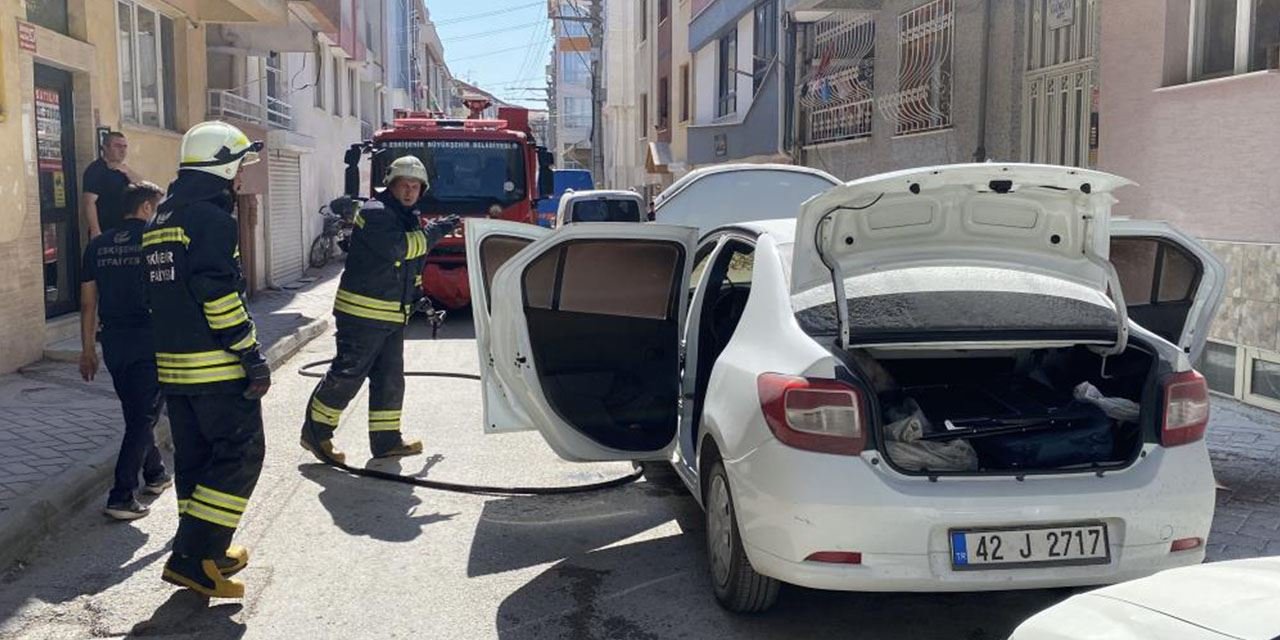 Park halindeki otomobilden dumanlar yükseldi: Yangın son anda söndürüldü