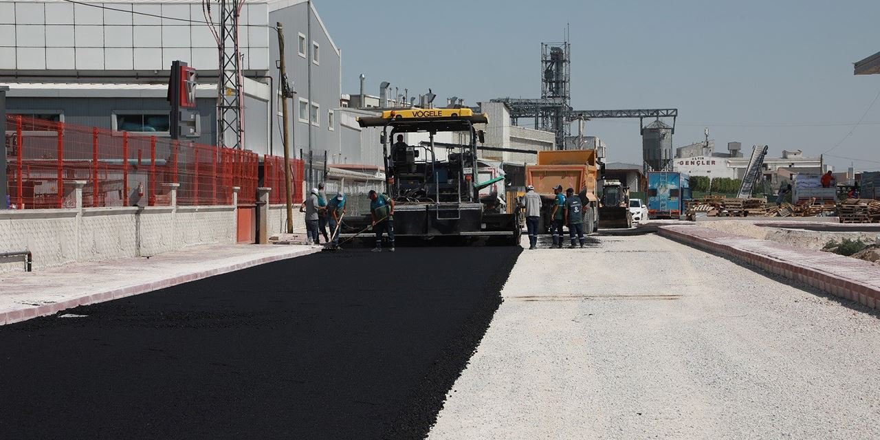 Karatay’da sıcak asfalt mesaisi sürüyor