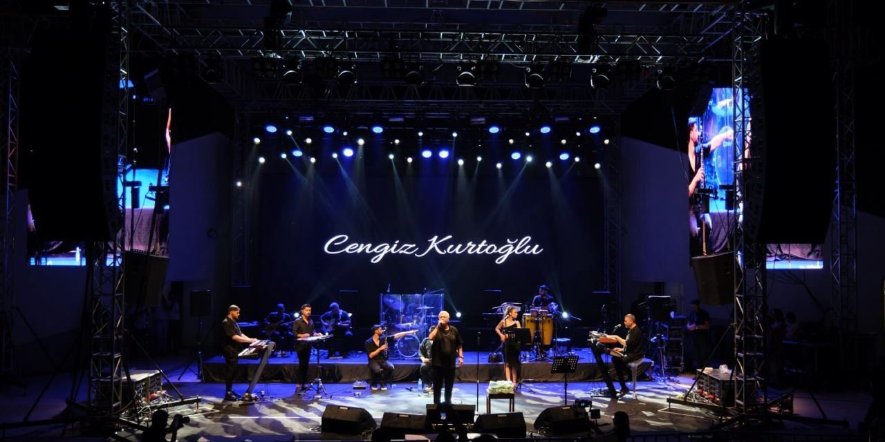 Akşehir’de nostalji dolu gece: Cengiz Kurtoğlu sahnedeydi