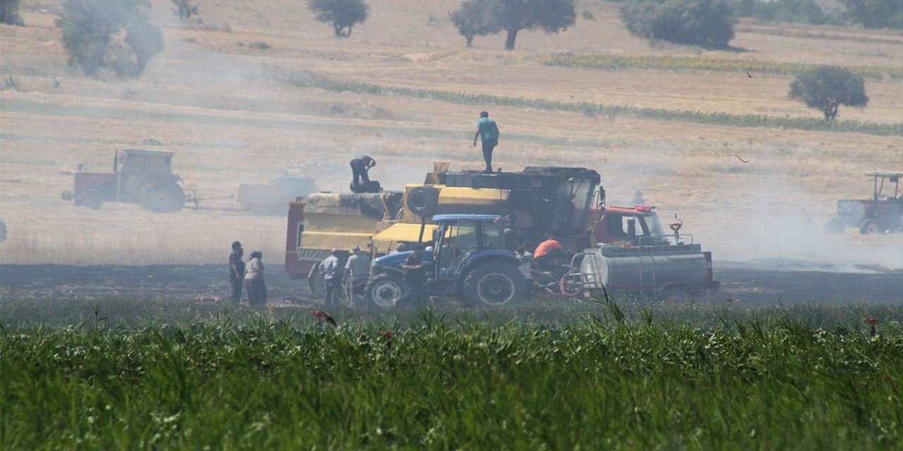 Hasat yangına döndü: Biçerdöver alev alev yandı