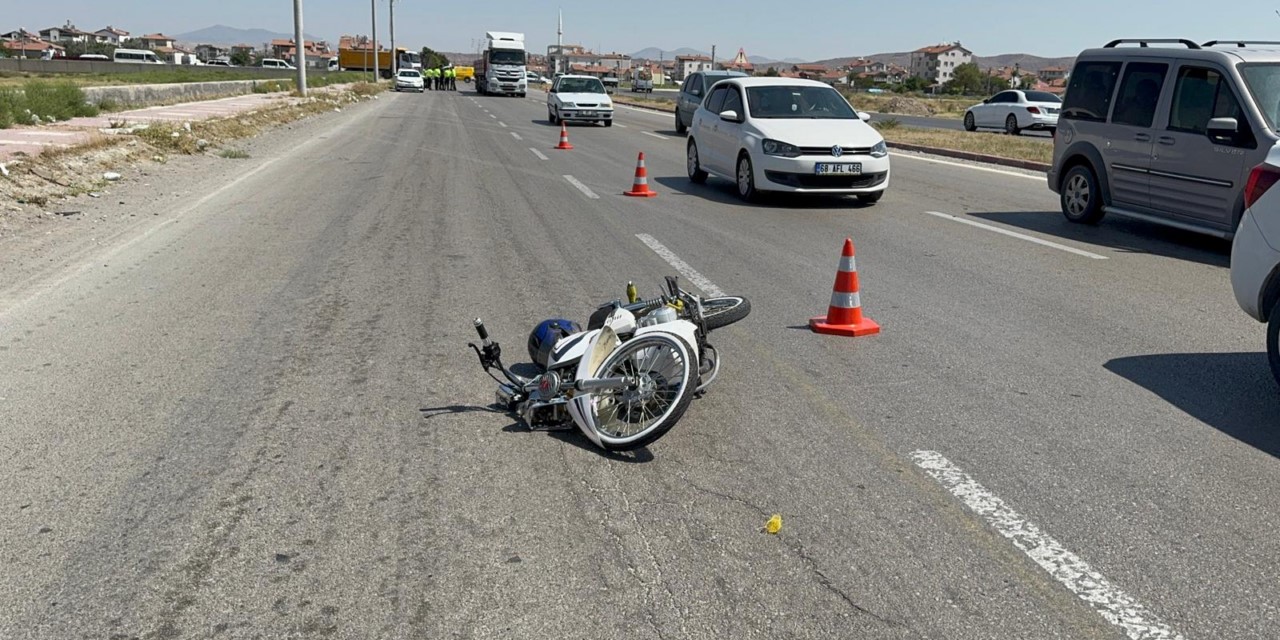 Denetimden kaçan motosikletli polise çarptı