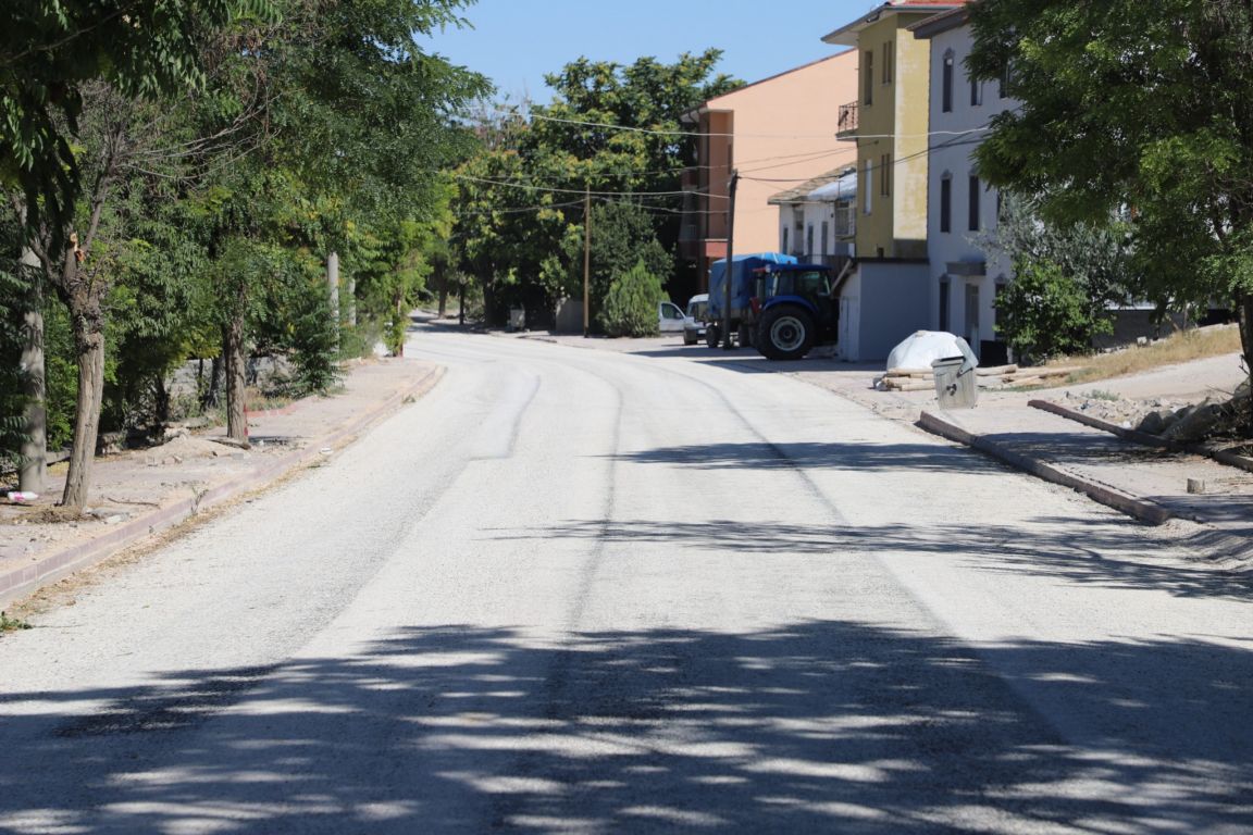 Kendi asfalt plentini kurarak yol yapımına başladılar