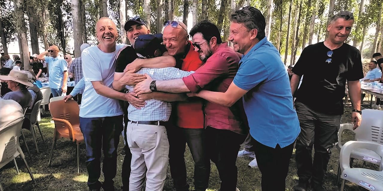 45 yıl sonra gelen kavuşma gözleri yaşarttı