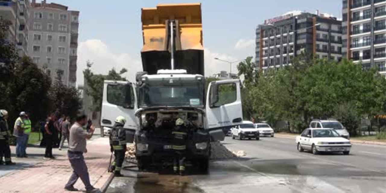 Seyir halindeki kamyonda çıkan yangın paniğe neden oldu