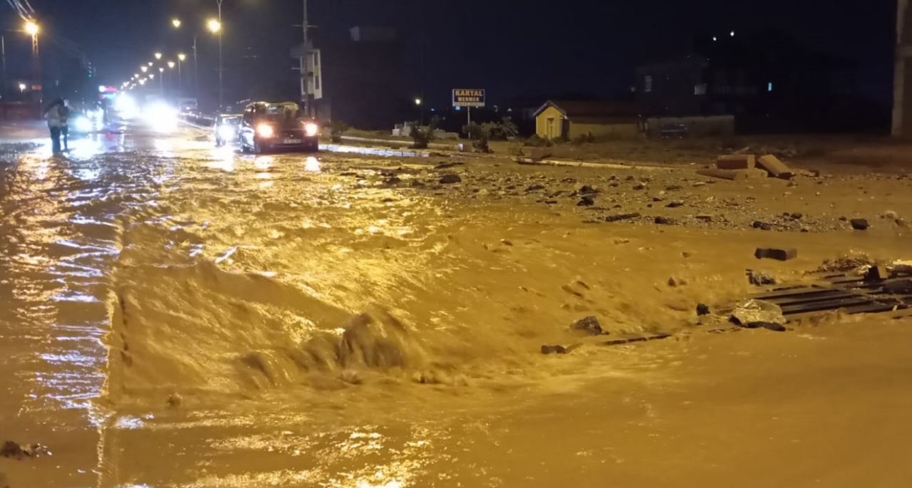 Konya’da sağanak yağış sele yol açtı: Köprü çöktü, evleri su bastı