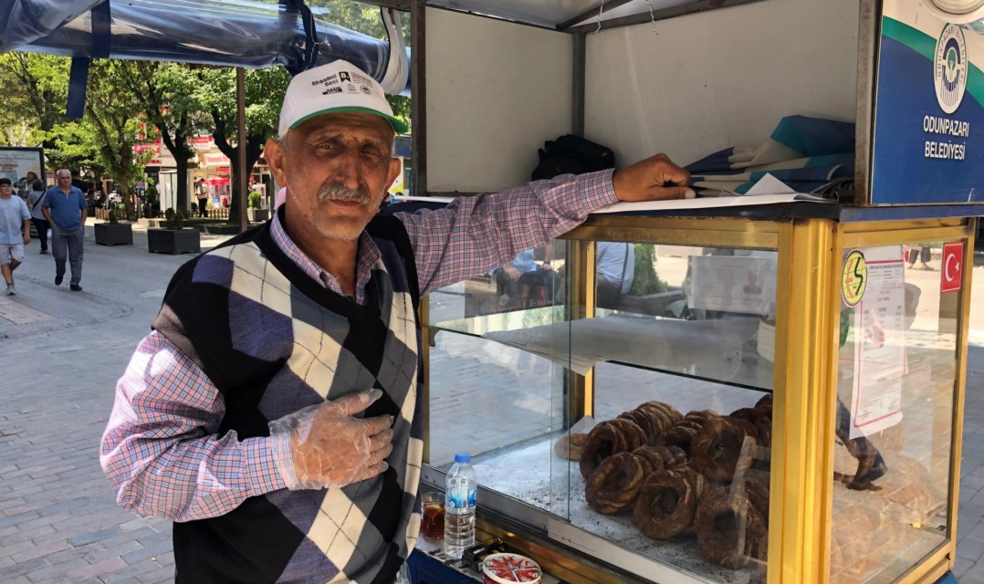 Akciğer kanserine rağmen 12 saat güneş altında çalışıyor!