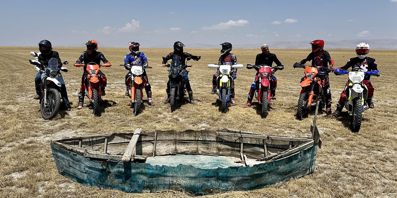 Motosikletliler kuruyan Akşehir Gölü’nden geçerek kuraklığa dikkat çekti