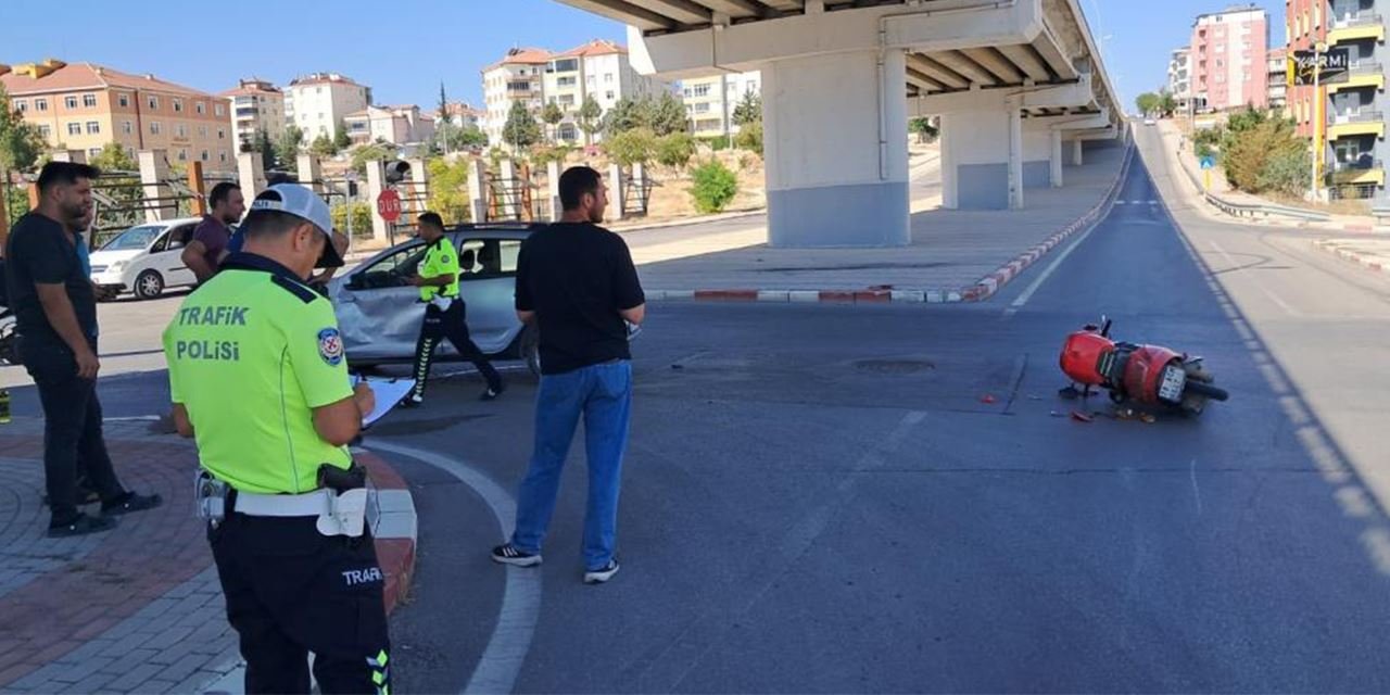 Köprülü kavşakta motosikletle otomobil çarpıştı: 1 kişi yaralandı