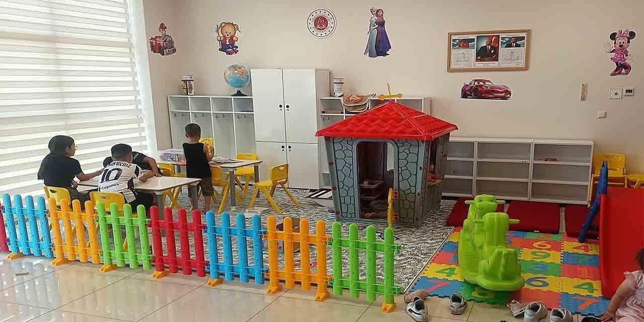 Bu adliyede çocuklara özel oyun ve bekleme alanı var