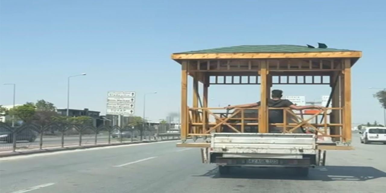 Kamyonet kasasında kamelya keyfi görenleri şaşırttı